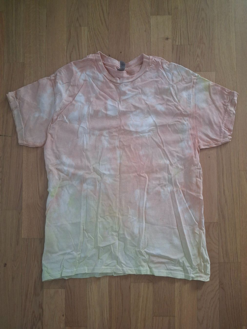 T-shirt: Batik T-Shirt – Nuovo (secondo la descrizione) da Luzern venduto da gab_726g