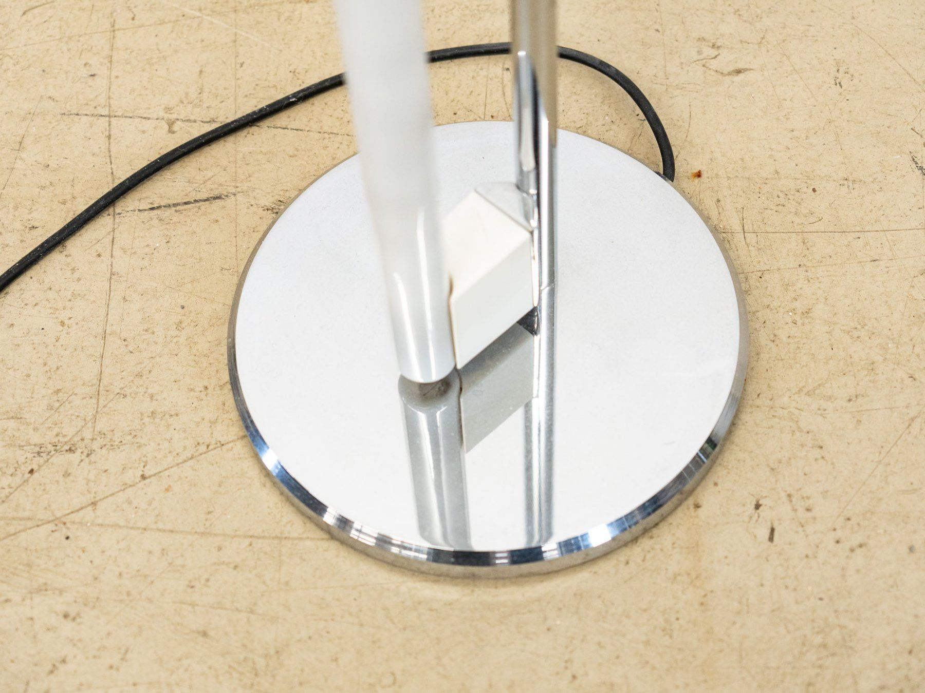 Lampade: Eileen Gray Tube Light - Stehlampe, 1927 - Ref. 06/08 – Usato da Au ZH venduto da BrockiAu 2