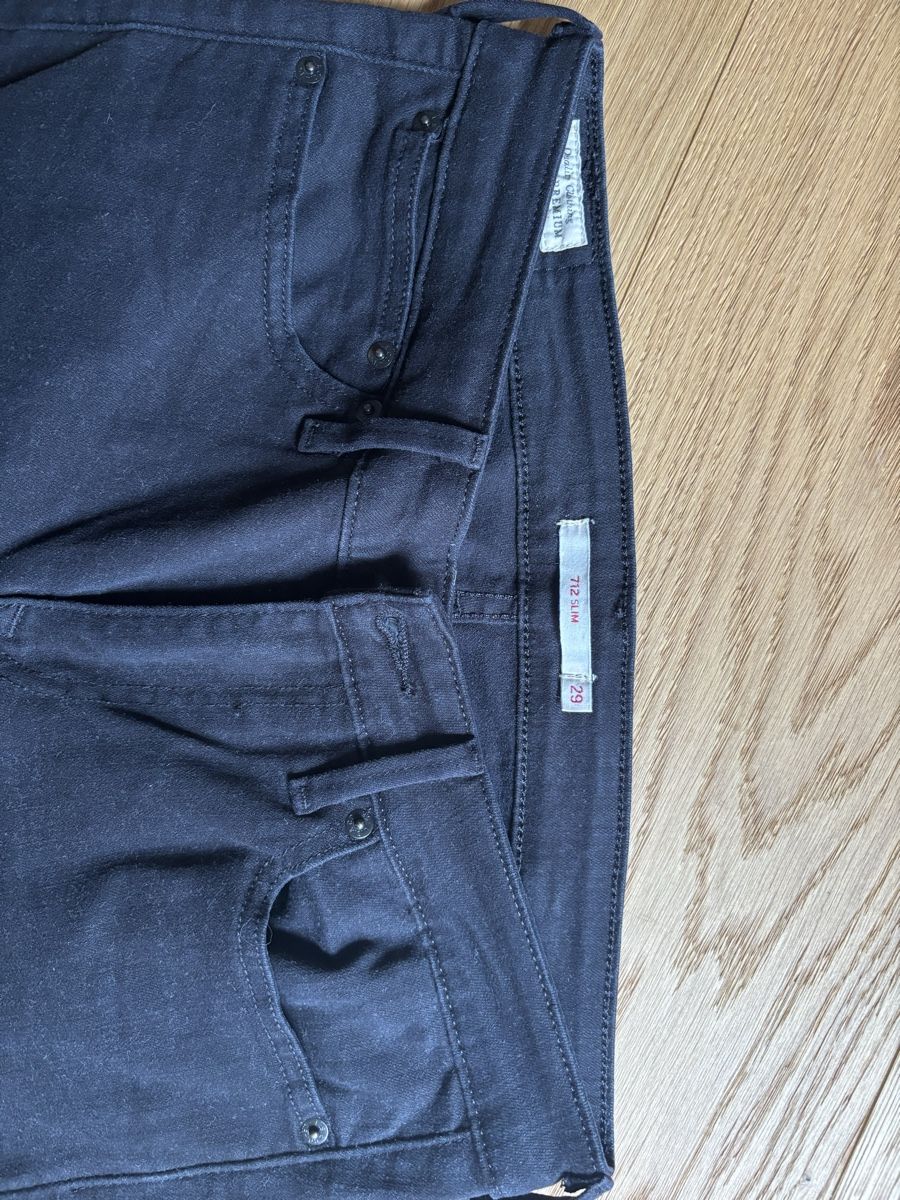 Levi's Jeans: Schwarze Levi's Jeans – Usato da Luzern venduto da Joeselling 1