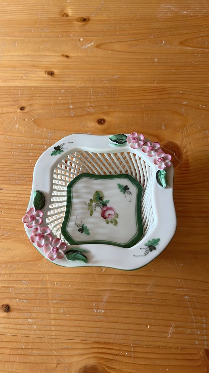 Assiettes: Dekorative Keramikschale mit Blumenmotiv – D'occasion à Fischenthal par luc_82dg