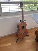 Gitarre mit Ständer