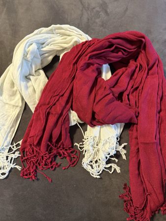 2x leichte Sommer Schals mit Fransen, weiss & dunkelrot