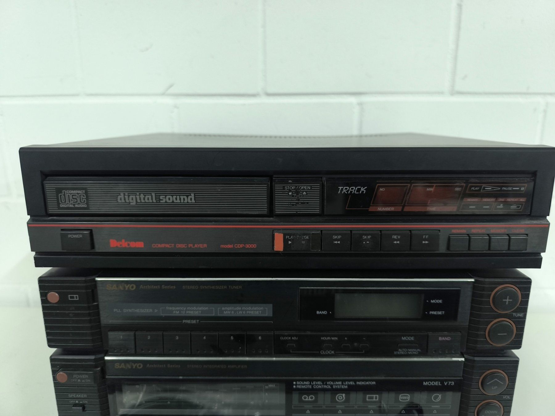 Sanyo Ricevitori: Sanyo V73 Stereo Receiver & Delcom CD-Player geprüft – Usato da Rüti ZH venduto da Restwert_Rueti_ZH 1