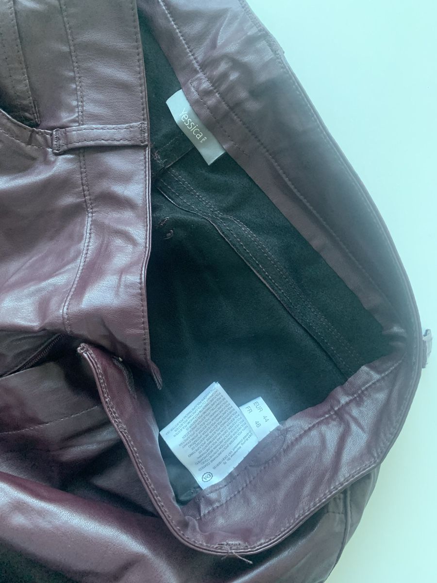 C&A Pantaloni: Rote Kunstlederhose Gr. 44 – Usato da Basel venduto da ari_xy65 1