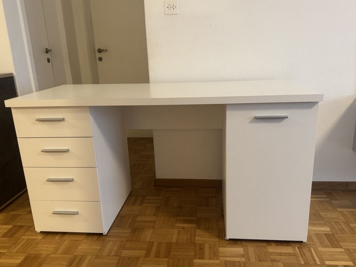 Bureaux: Schreibtisch mit Schubladen – D'occasion à Affoltern am Albis par Samybj