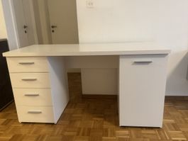 Schreibtisch mit Schubladen