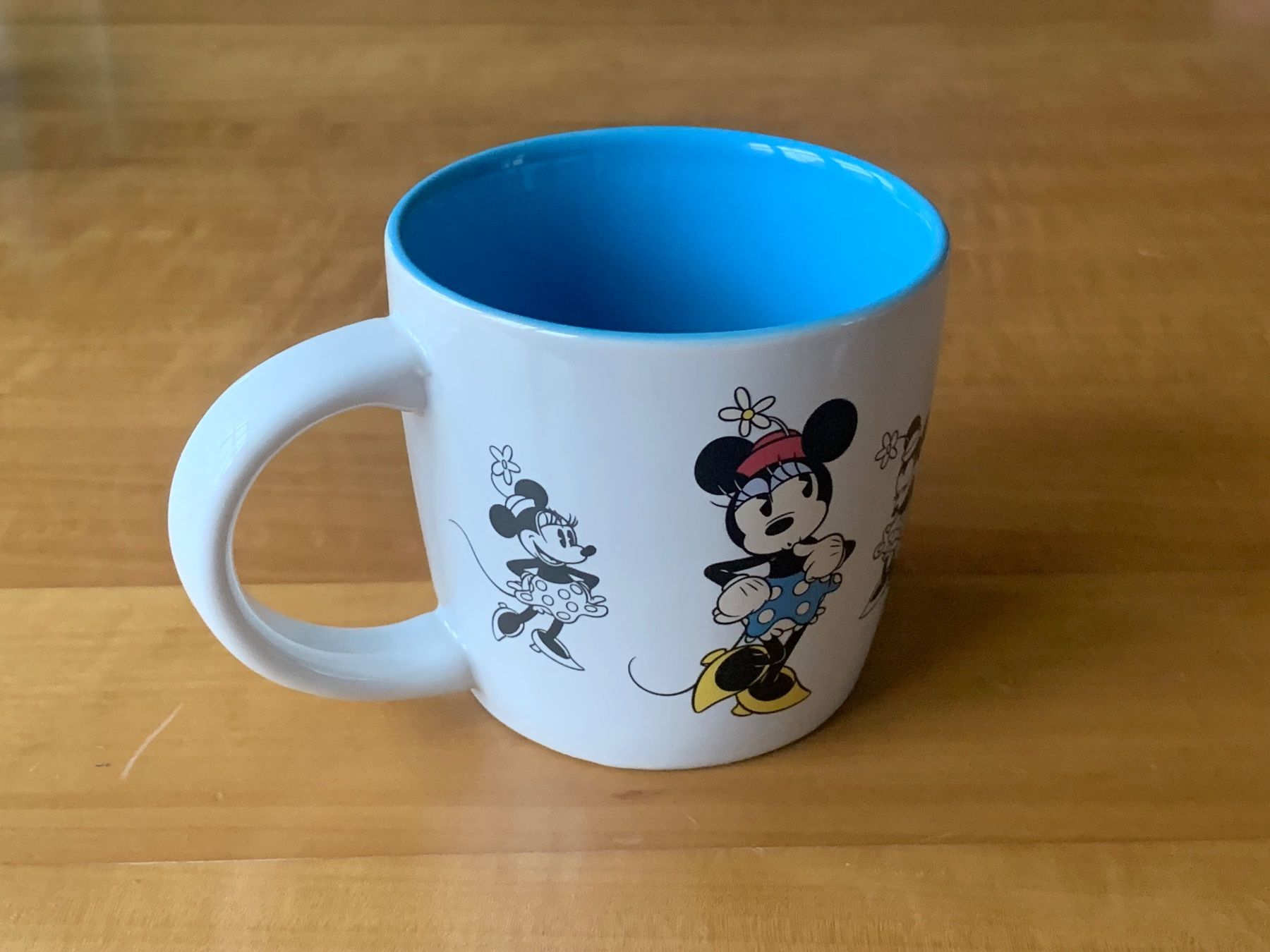 Disney Tassen: süsser Disney Minnie Mouse Mug – Gebraucht aus Zürich von Leonieonie. 1