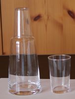 Wasserflasche m. Trinkglas ideal für Bürotisch Nachtisch usw