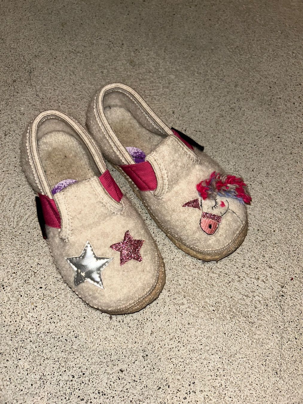 Scarpe per ragazze: Hausschuhe Giesswein mit Einhorn 27 – Usato da Safenwil venduto da 2hand_aber_wertvoll