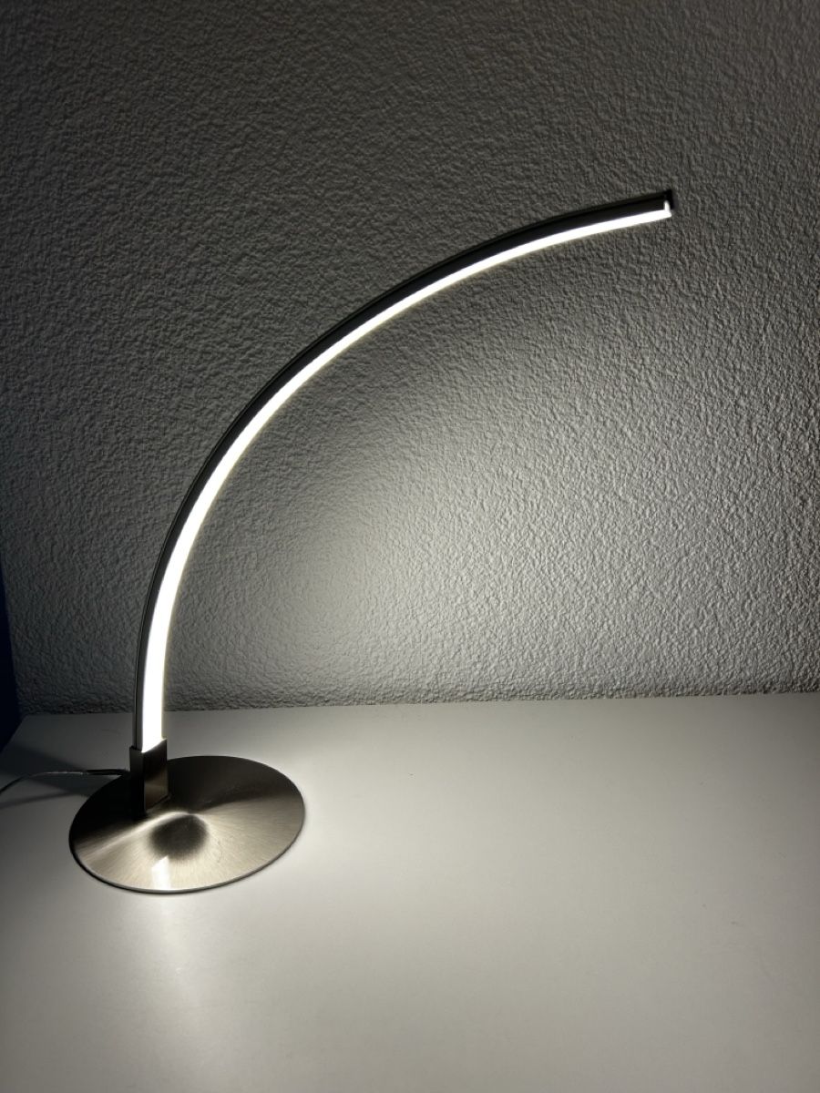 Lampen: Moderne LED Tischlampe gebogen Metall – Gebraucht aus Utzenstorf von Microsaft