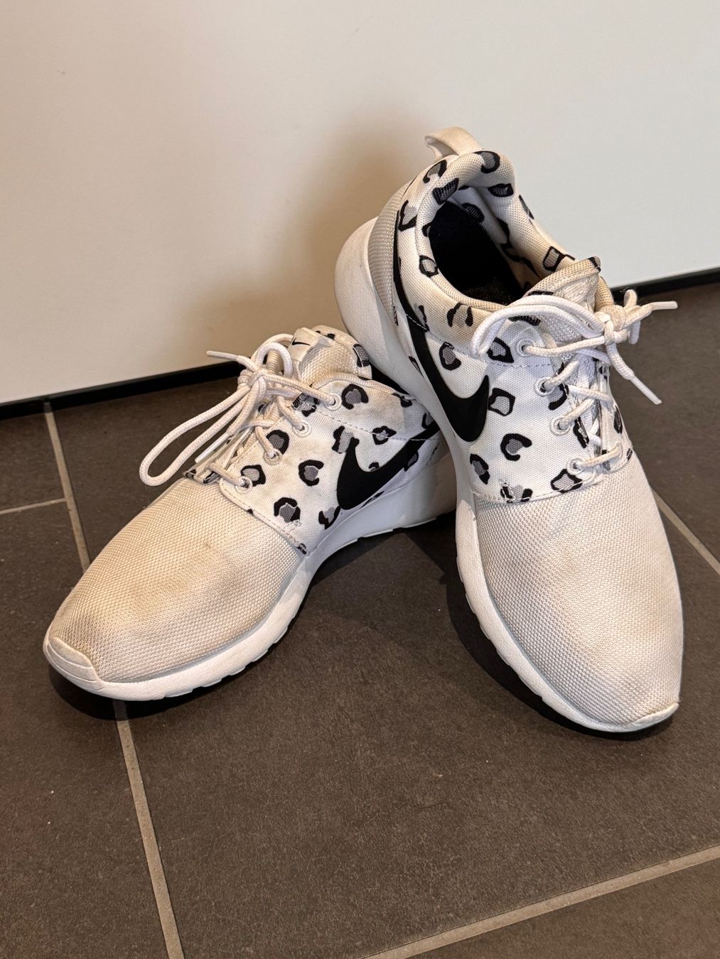Nike Scarpe da donna: Weisse Schuhe Sneaker Nike Gr. 39 Dalmatiner – Usato da Rothrist venduto da Fondgruebe 3