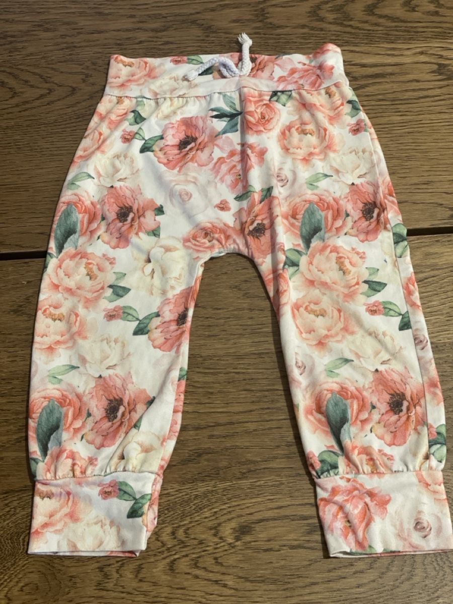 Kleiderpakete & -sets: Kinder Set Pullover mit Kapuze und Hose Blumen Gr. 18-24M – Gebraucht aus Lyss von Vandy19 2