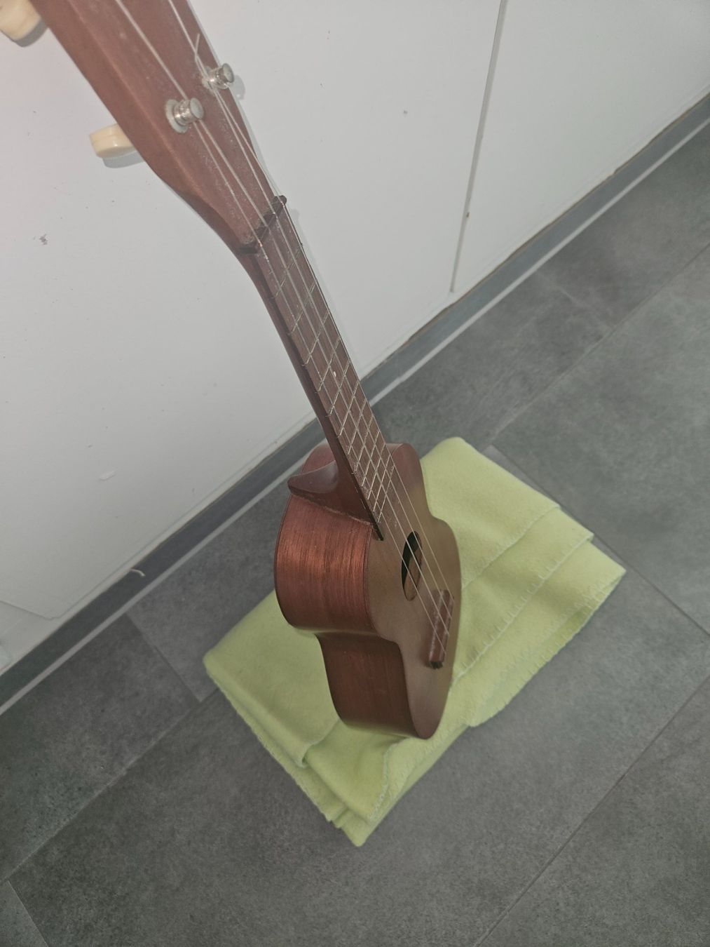 Musikinstrumente: UKULELE MIT 4 SAITEN – Gebraucht aus Basel von FirstClass4000 2