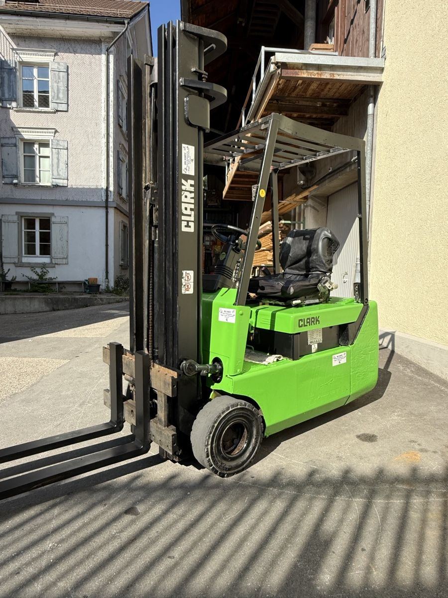 Clark Gabelstapler & Hubwagen: Stapler Gabelstapler 5.56 Meter Hubhöhe  – Gebraucht aus Ebnat-Kappel von Suizo1291