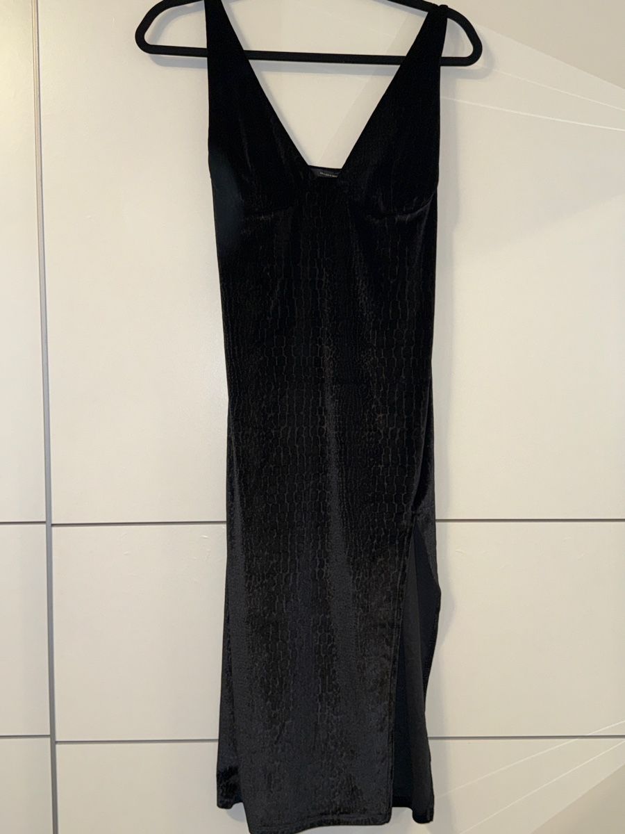 Kleider: SCHWARZES SAMTKLEID MIT SCHLANGENMUSTER – Gebraucht aus Schlieren von kle_dis