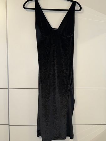 SCHWARZES SAMTKLEID MIT SCHLANGENMUSTER