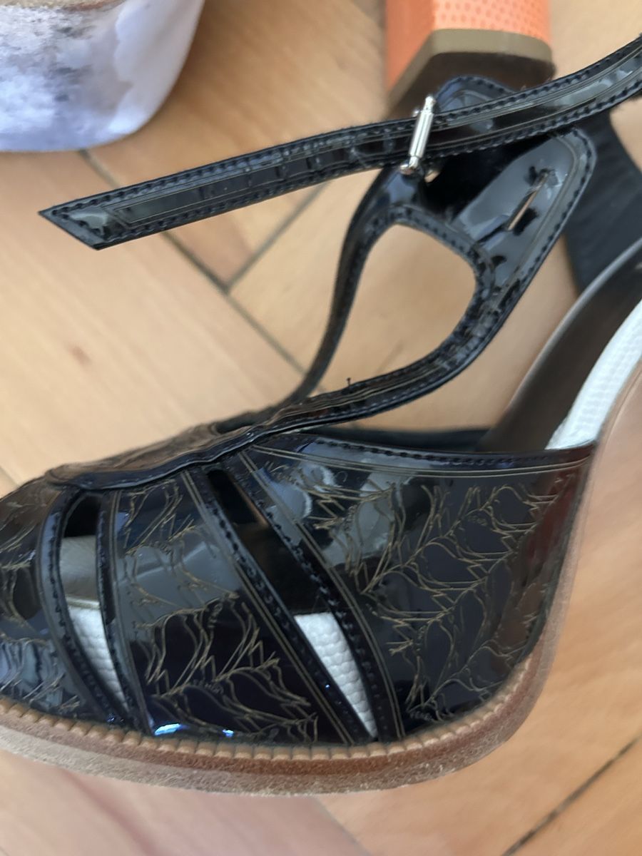 Fendi Scarpe da donna: Fendi Chameleon cut-out wedge sandals – Nuovo (secondo la descrizione) da Biel/Bienne venduto da zit_v5yc 2