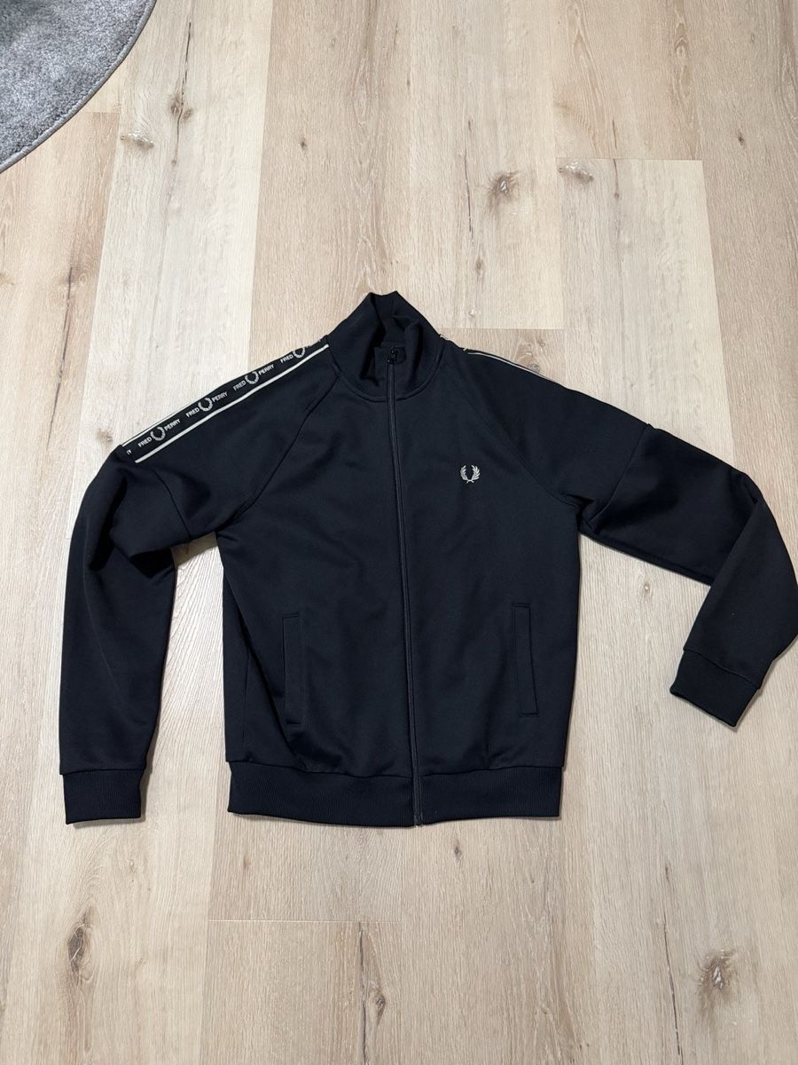 Fred Perry Jacken: FRED PERRY JACKE – Gebraucht aus Rorschach von med_cg8c