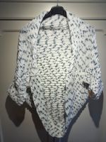 STRICKJÄCKCHEN WEISS-BLAU GEMUSTERT, HANDGESTRICKT