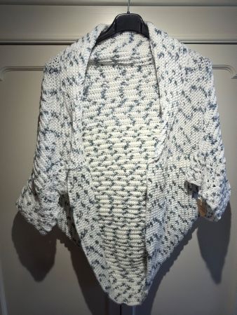 STRICKJÄCKCHEN WEISS-BLAU GEMUSTERT, HANDGESTRICKT