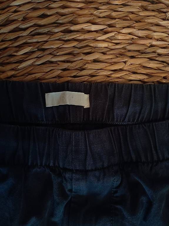 Arket Pantaloni: Dunkelblaue Stoffhose von Arket – Usato da Zürich venduto da Melianea 1