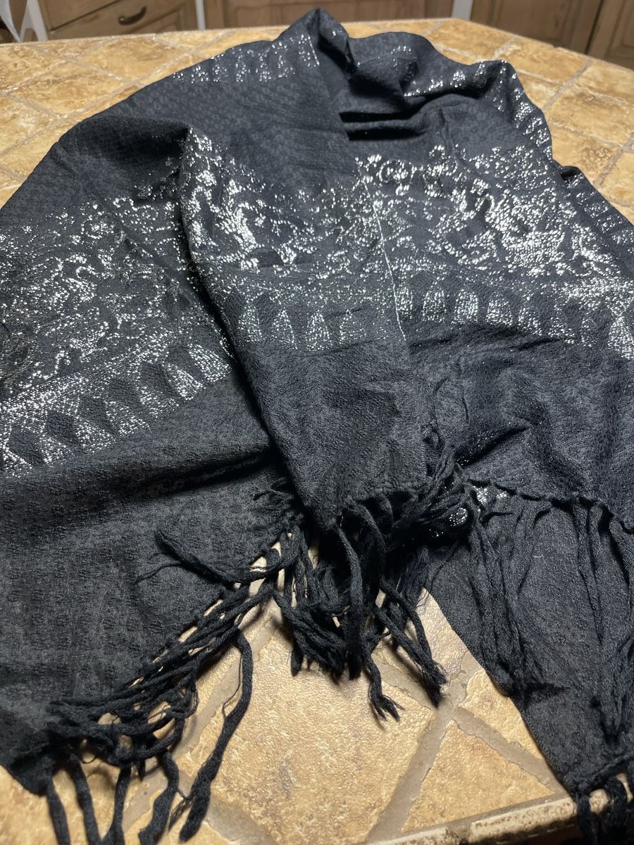 Foulard & Sciarpe: Chic Sciarpa nera con disegni argentati, elegante e calda. – Nuovo (secondo la descrizione) da Gordevio venduto da LanaZimm 3