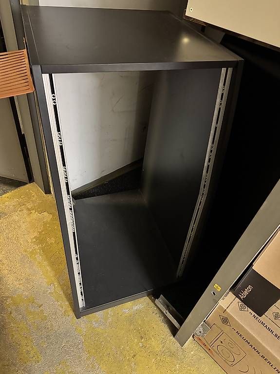 Altri accessori: 2x Thon Studiorack 21U in grau – Usato da Zürich venduto da Flvr 1
