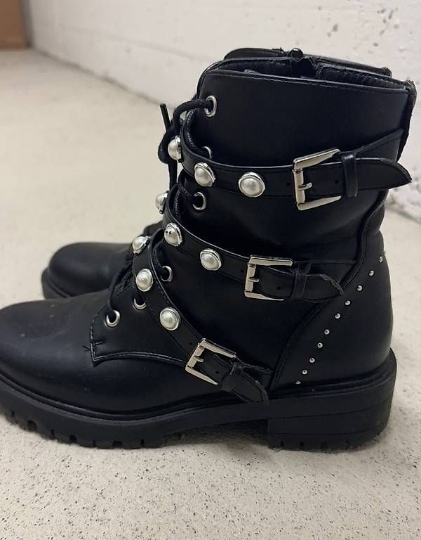 Scarpe da donna: Schwarze Boots mit Perlen-Details – Usato da Schlieren venduto da _lgv 1