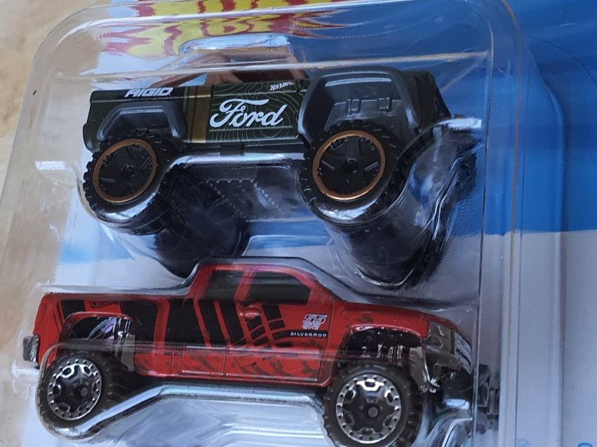 Hot Wheels Modellini d'auto: Hot Wheels   2 PACK! TOP!  (2 x FORD) – Nuovo e nell'imballaggio originale da Horgen venduto da Wing27 1