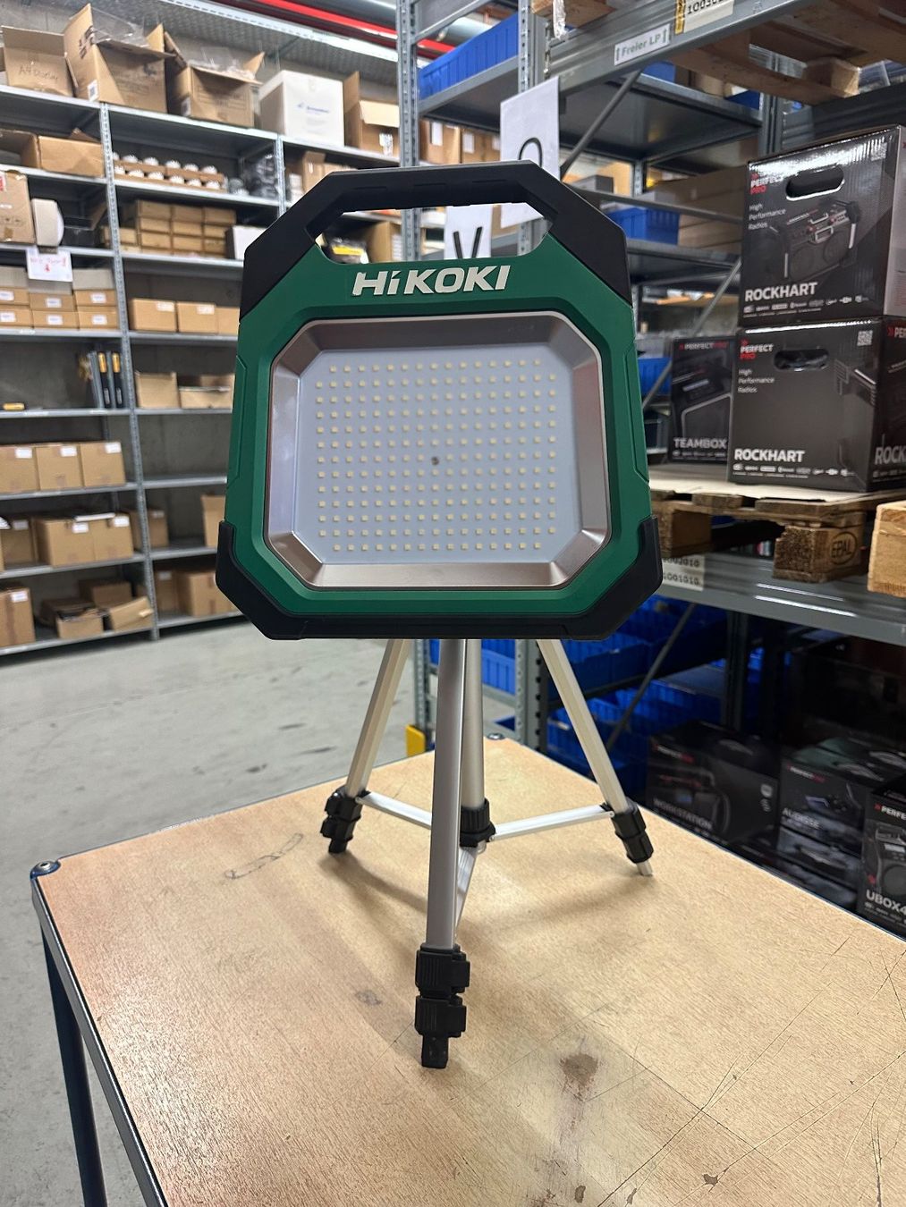 Hitachi Lampen: HIKOKI Akku LED-Baustellenstrahler UB18DD mit Stativ – Neu (gemäss Beschreibung) aus Uetendorf von Revotool 2
