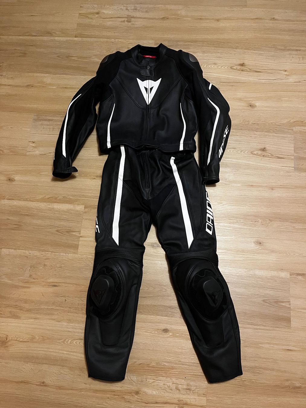 Dainese Jacken: Dainese Lederkombi – Neu (gemäss Beschreibung) aus Seewis Dorf von LokiundOdin