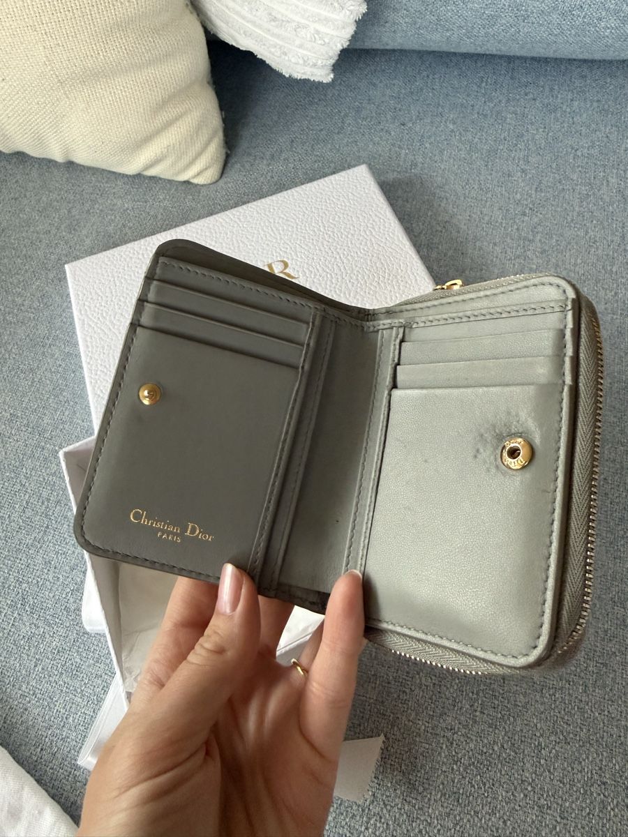 Dior Portemonnaies: Dior CARO Wallet in Grauem Leder – D'occasion à Bottmingen par Itsclaire 1