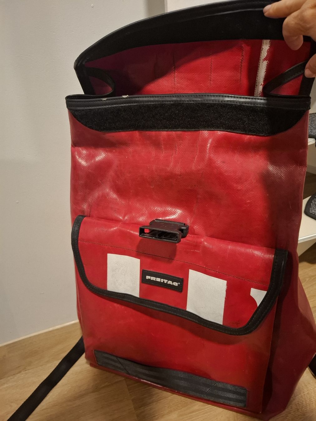 Freitag Zaini: Roter FREITAG Rucksack, robust und wasserabweisend! Top – Usato da Lausen venduto da Devin- 1