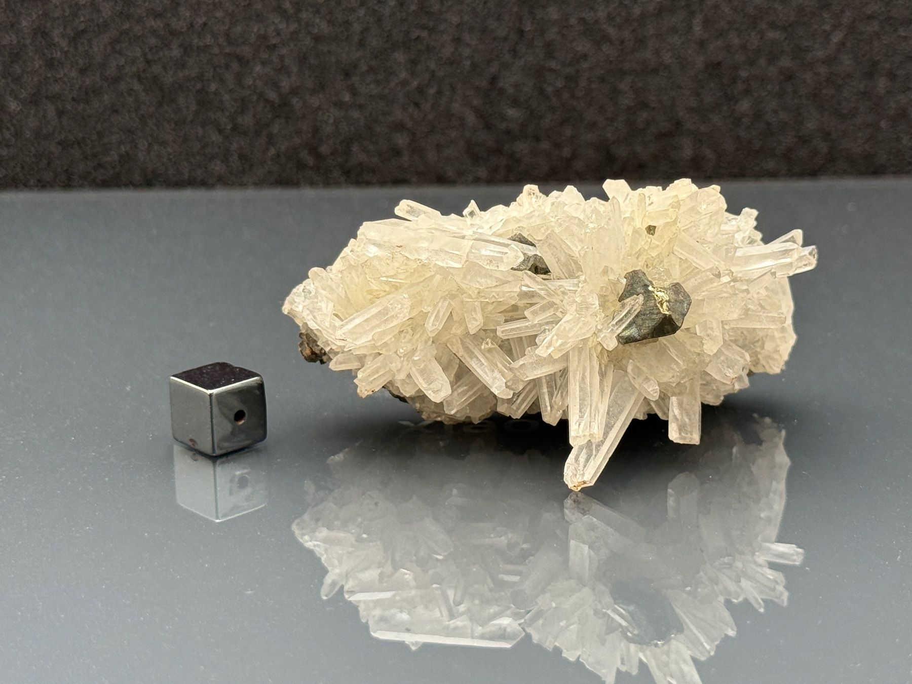 Minerali & Pietre curative: Quartz with pyrite - Mineral – Usato da Vésenaz venduto da RMShop 3