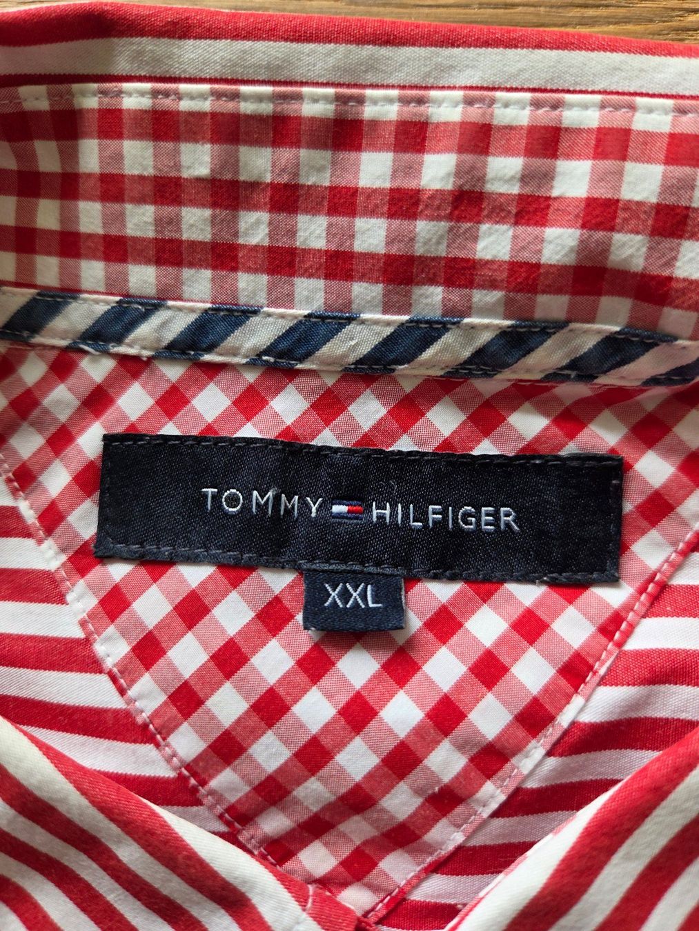 Tommy Hilfiger Hemden: Herrenhemd Tommy Hilfiger, rot-weiss gestreift – Gebraucht aus Küsnacht ZH von cipi01 1