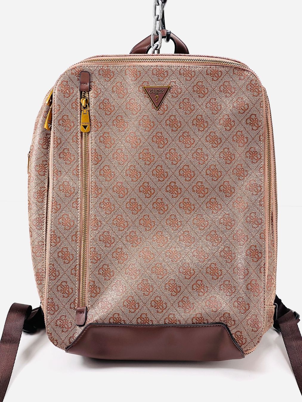 Guess Zaini: GUESS COMPACT SQUARED Rucksack - Beige/Brown Monogramm Print – Usato da Zürich venduto da Arche_Brockenhaus