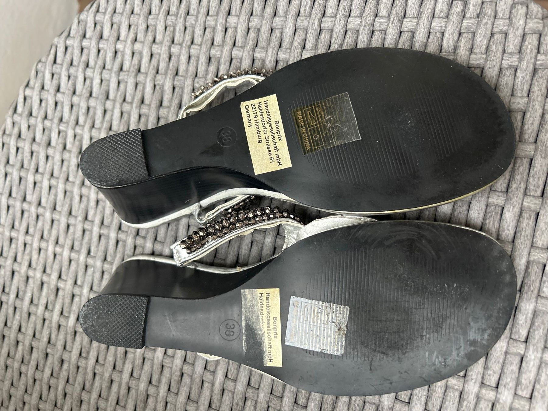 Damenschuhe: Silberne Sandalen Zehentrenner von bpc selection Gr. 38 – Gebraucht aus Brunnen von Nala2929 5
