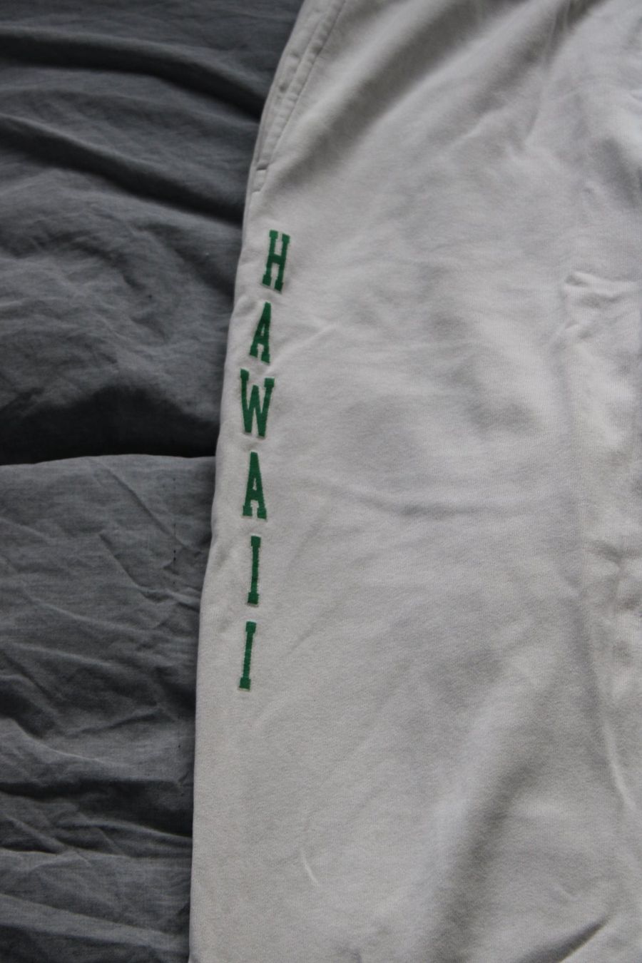Pantaloni: Jogginghose Hawaii off-white – Usato da Hombrechtikon venduto da lehnerrr 1