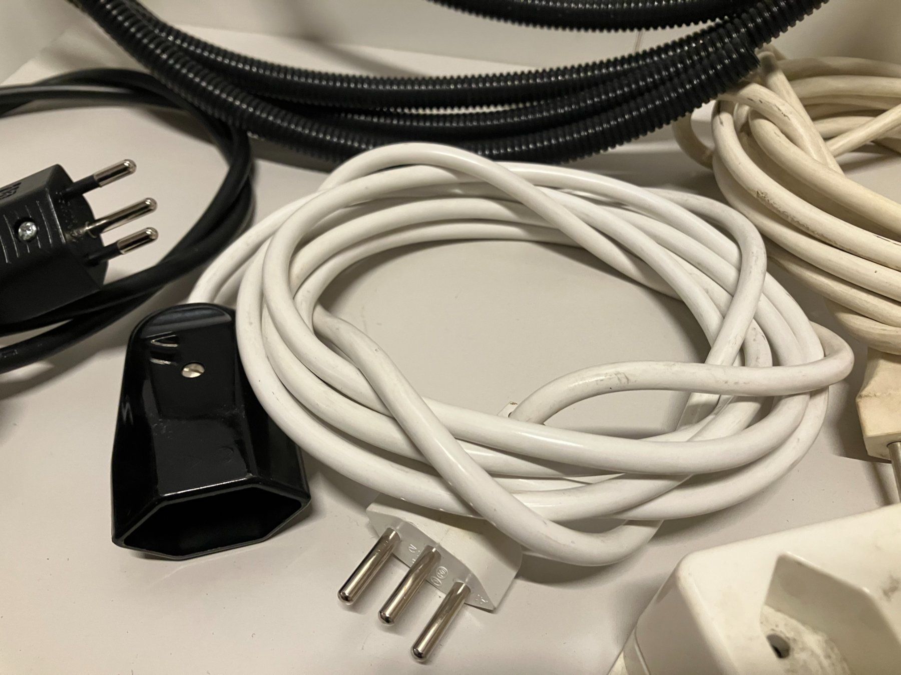 Cavi: Post. div. Elektromaterial und Zubehör ab 1.- – Usato da Lichtensteig venduto da Buy24International 5