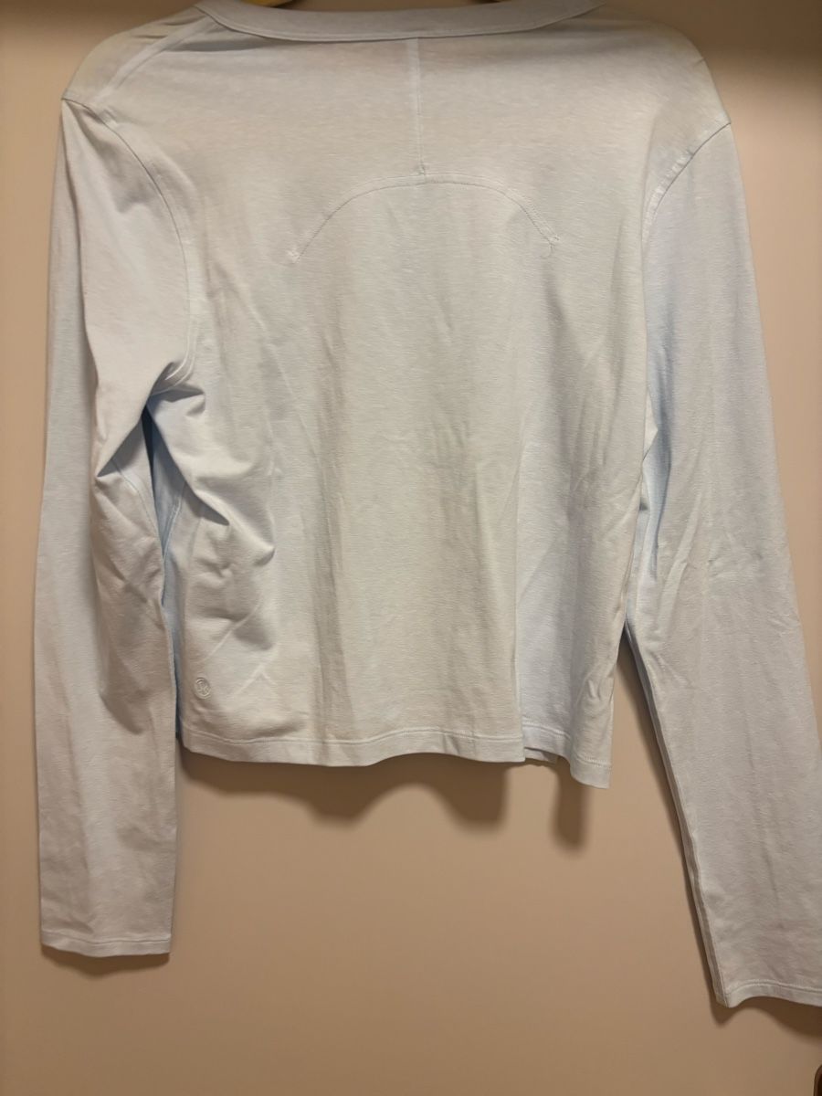 Lululemon Top: Lululemon Shirt – Usato da Jona venduto da mar_b5y2 1
