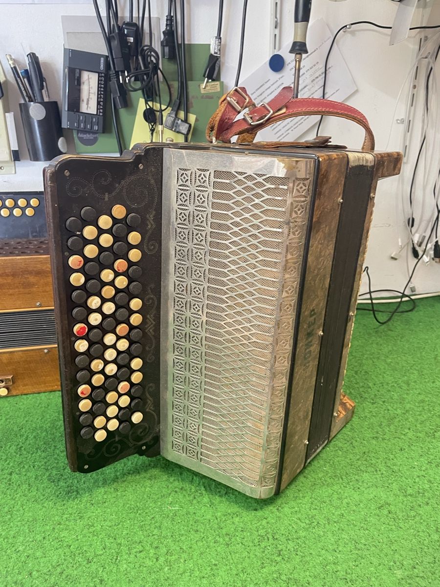 Musikinstrumente: Accordéon chromatique ancien  – Defekt aus Fully von Peluche3