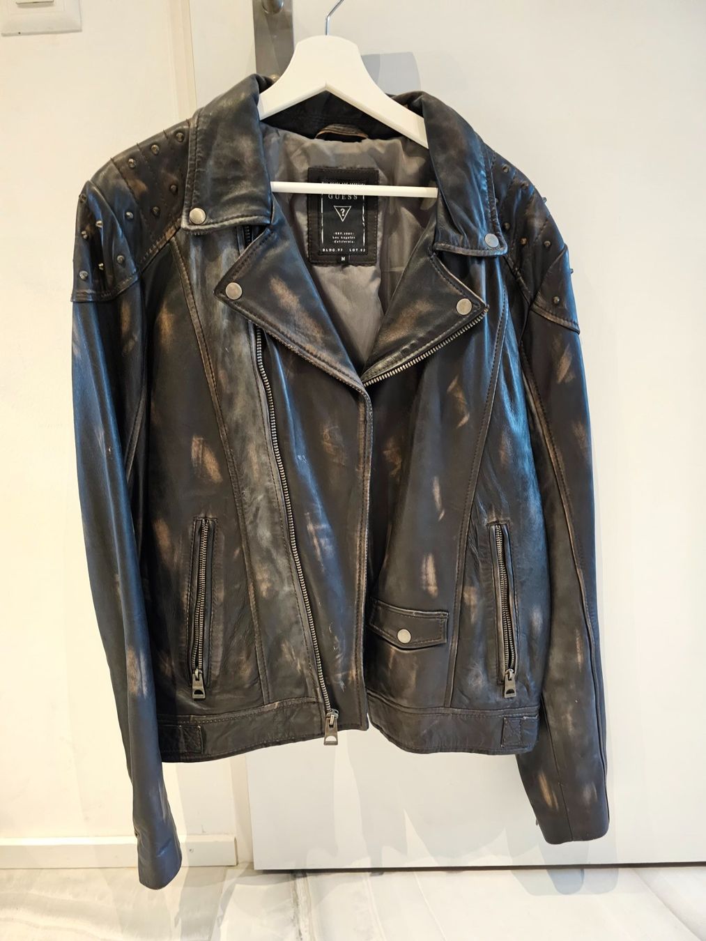 Guess Giacche: Guess Lederjacke mit Nieten – Nuovo (secondo la descrizione) da Zürich venduto da TrueTrade