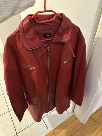 Rote Lederjacke