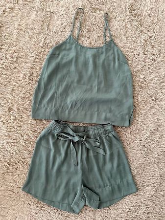 Anna Field Pyjama-Set in Salbeigrün  Top & Shorts