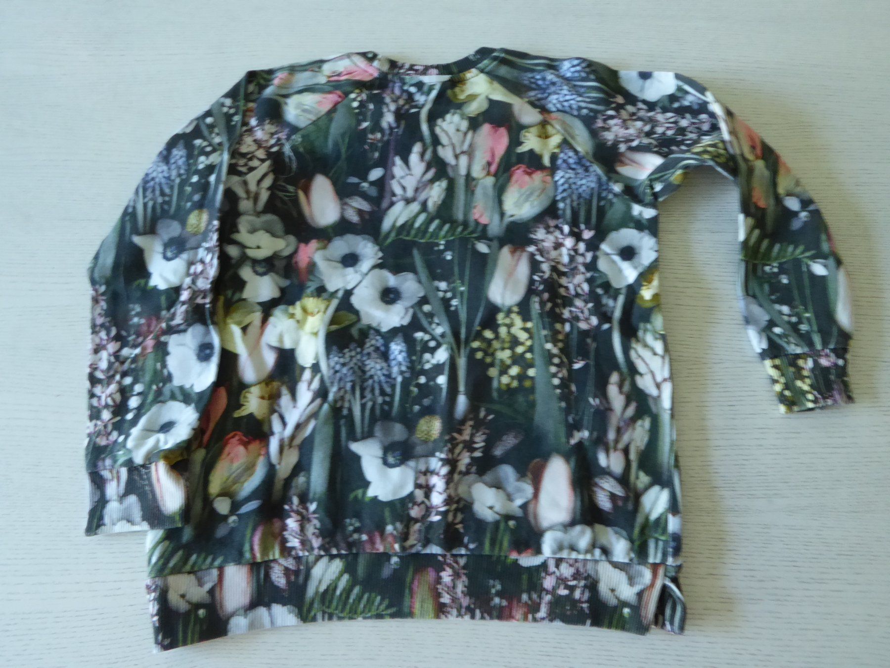 Molo Pulls et sweat-shirts: MOLO Pullover Blumen Gr.140 – D'occasion à Zürich par Sunflower.15 4