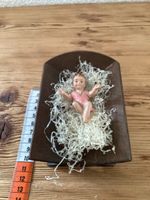 Kleine antike Holzkrippe mit Christking