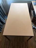 Arbeitstisch mit neuem Linoleumbelag