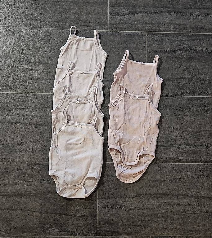 Biancheria intima: Unterleibchen / Body mit Spaghettiträgern Gr. 68 – Usato da Rotkreuz venduto da Kaffitanteli