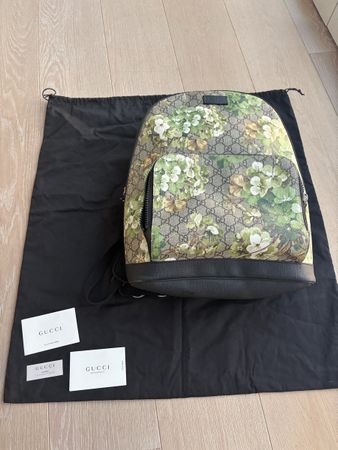 Gucci Rucksack aus GG Supreme Canvas - grüne Blooms-Blumen