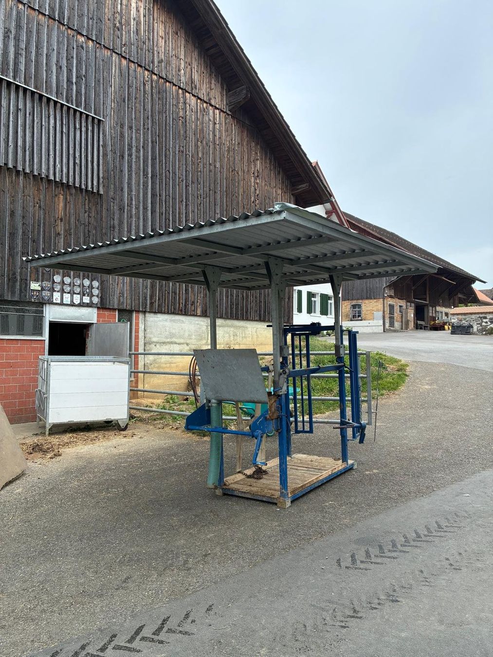 Alle Maschinen: Klauenstand Berweger mit Dach – Gebraucht aus Kappel am Albis von chueschwarz